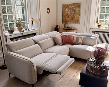 Beatrice Sofa - m/reclinerfodstøtte - Højrevendt Open end  - Lys Sand