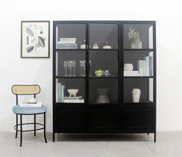 Løgstør Vitrineskab i Metal - 135x40x160 cm - Sort  <SPAN STYLE=\'color:#d0121a;\'>FORUDBESTIL</SPAN>