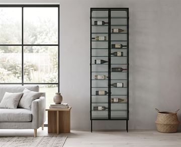 Pisa Vinreol i metal m/glaslåger - 70x18x220 cm - Sort.  <SPAN STYLE='color:#d0121a;'>FORUDBESTIL</SPAN>	