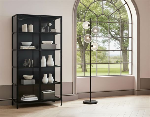 Skælskør Vitrineskab i metal - 119,5x40x212 cm - Sort